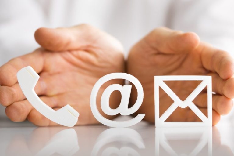 Kontakt Hände zeigen Symbole für Telefon, E-Mail und At-Zeichen.