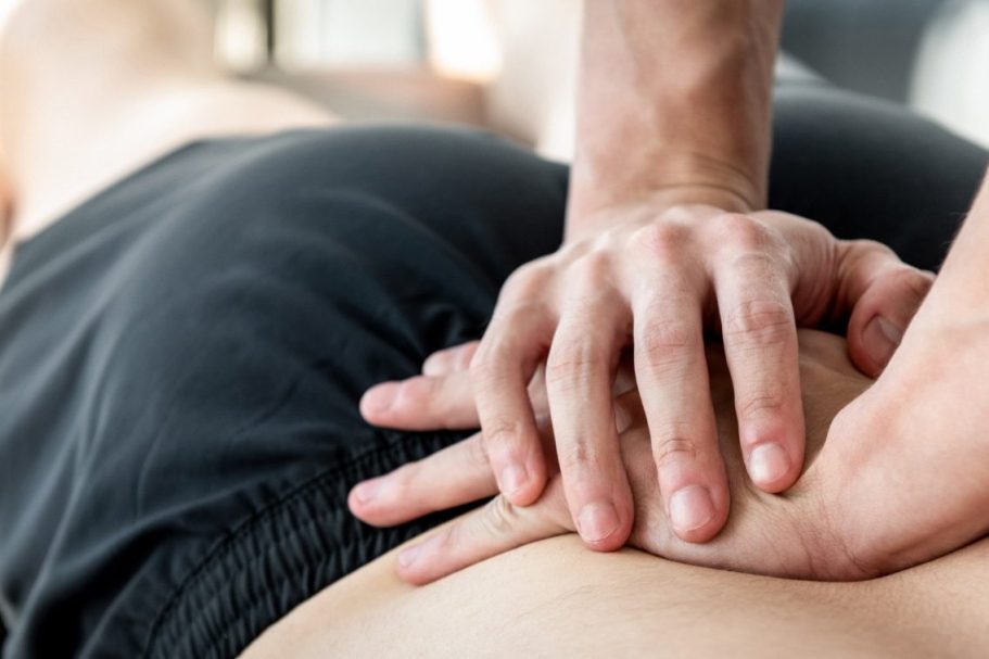 Physiotherapie Bergisch Gladbach Physiotherapeut führt manuelle Therapie am Rücken durch – Behandlung in der Privatpraxis Jörg Spriewald, Bergisch Gladbach