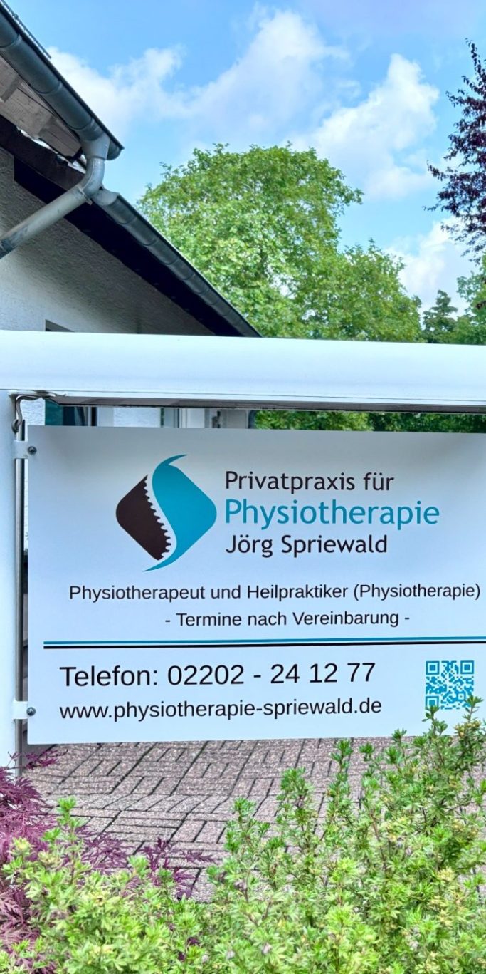 Privatpraxis für Physiotherapie in Bergisch Gladbach Paffrath Schild der Physiotherapie-Praxis Jörg Spriewald mit Kontaktdaten und Dienstleistungen.